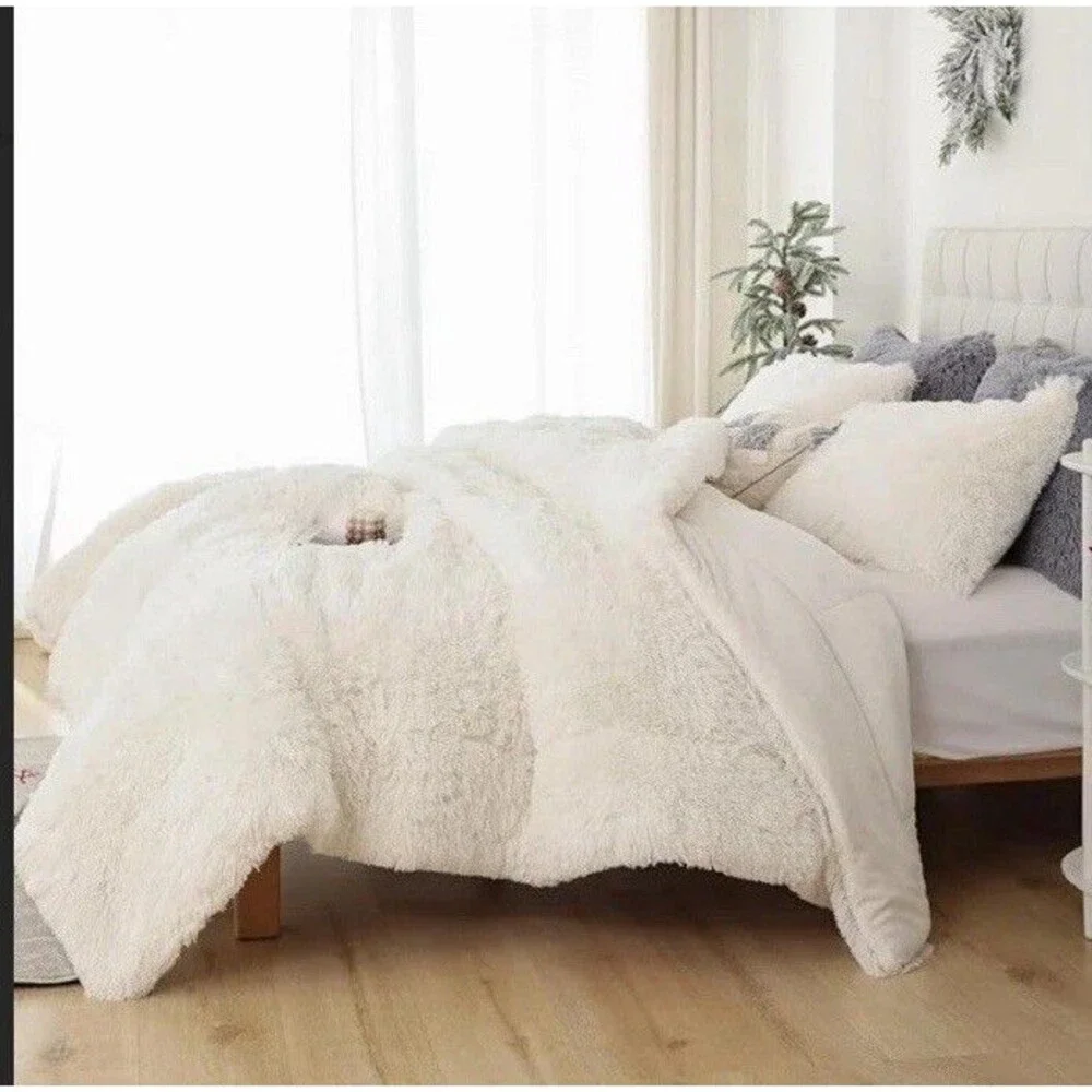Smoofy Fluffy Full Size Comforter, Faux Fur